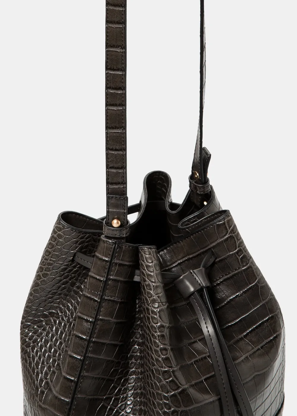 Croc-effect bucket bag