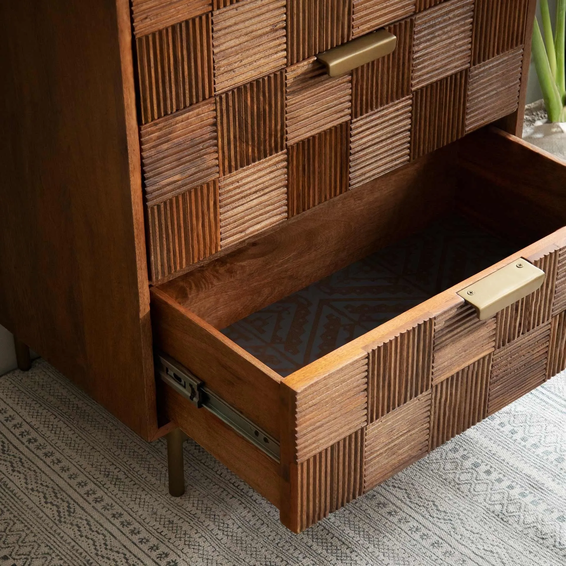 Triple drawer chest with metal stand